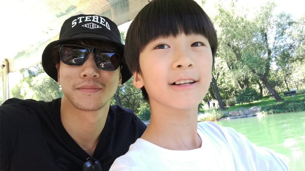 张亮儿子天天长大后真帅,12岁身高已超爸爸双肩,长得像妈妈寇静