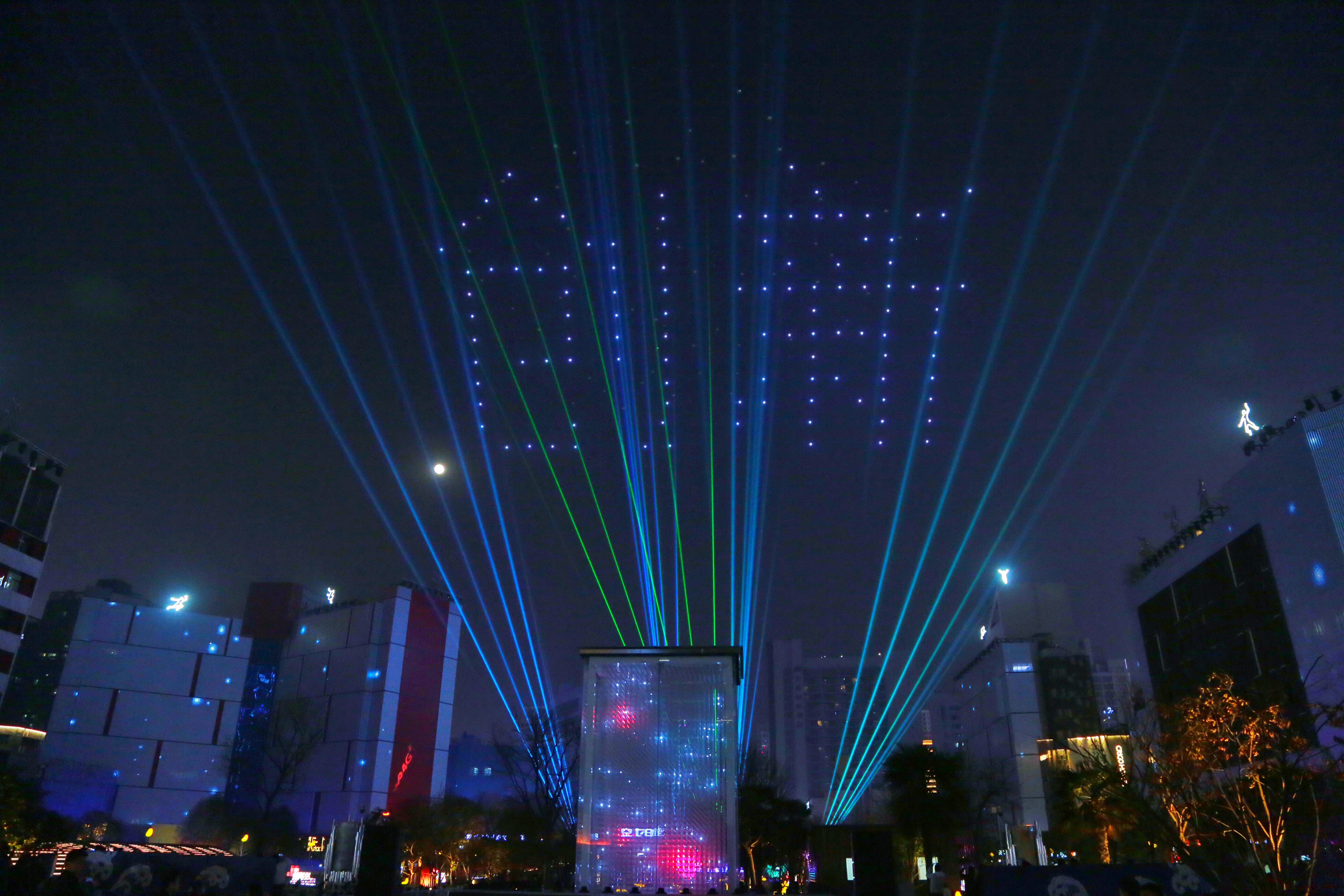 西安:500架无人机同炫灯光秀 "硬科技"点亮元宵夜