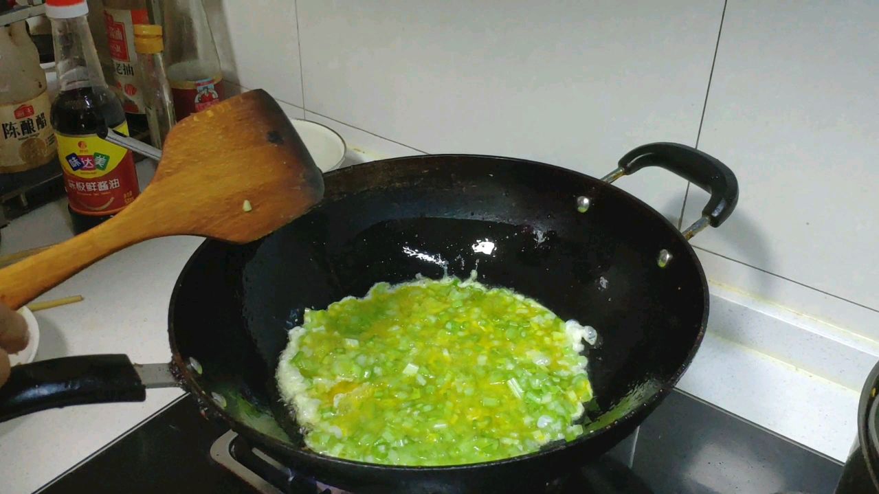 芹菜炒鸡蛋的家常做法