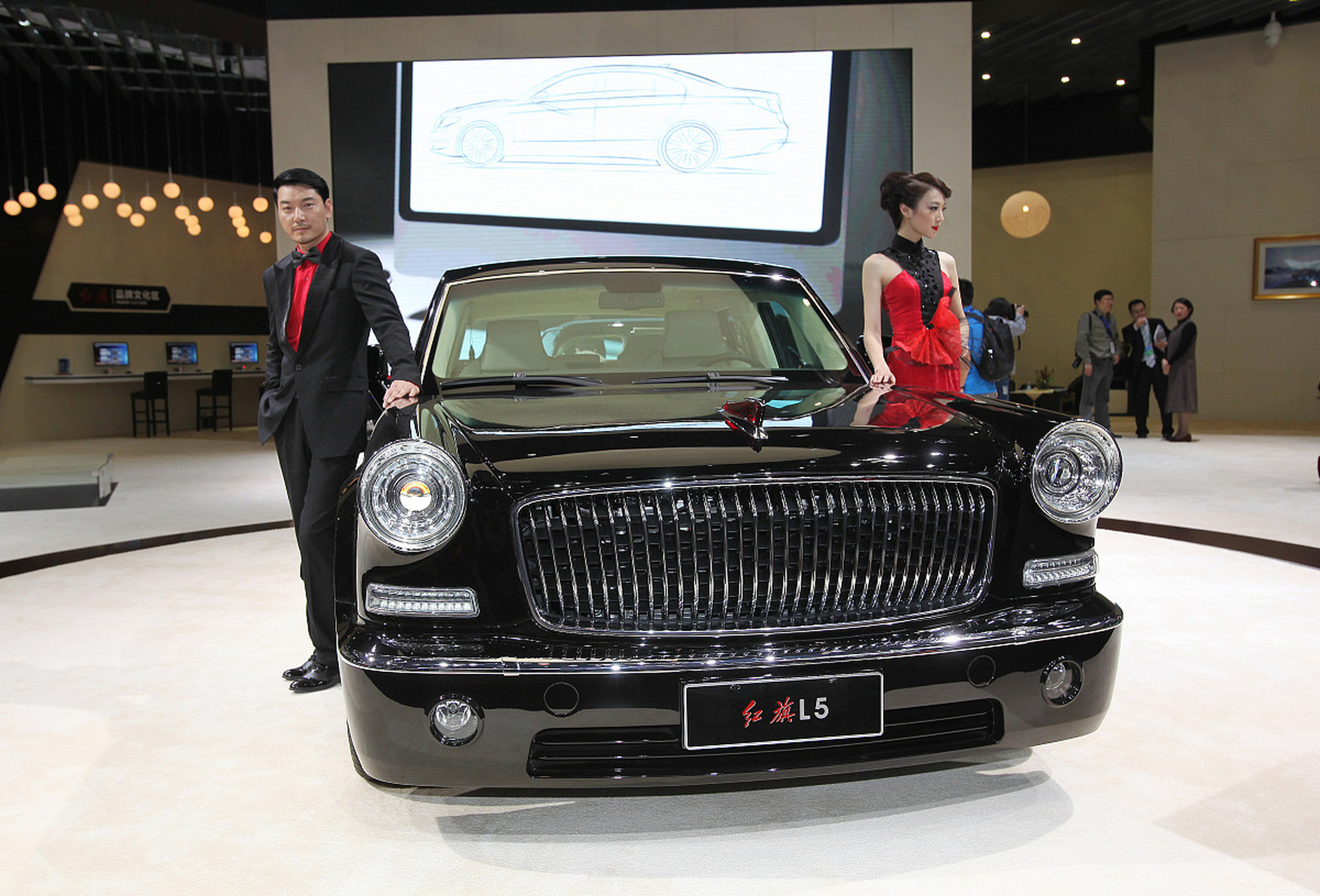 新款红旗l5亮相上海车展,裸车价700万左右,如果你想购买它,同样需要