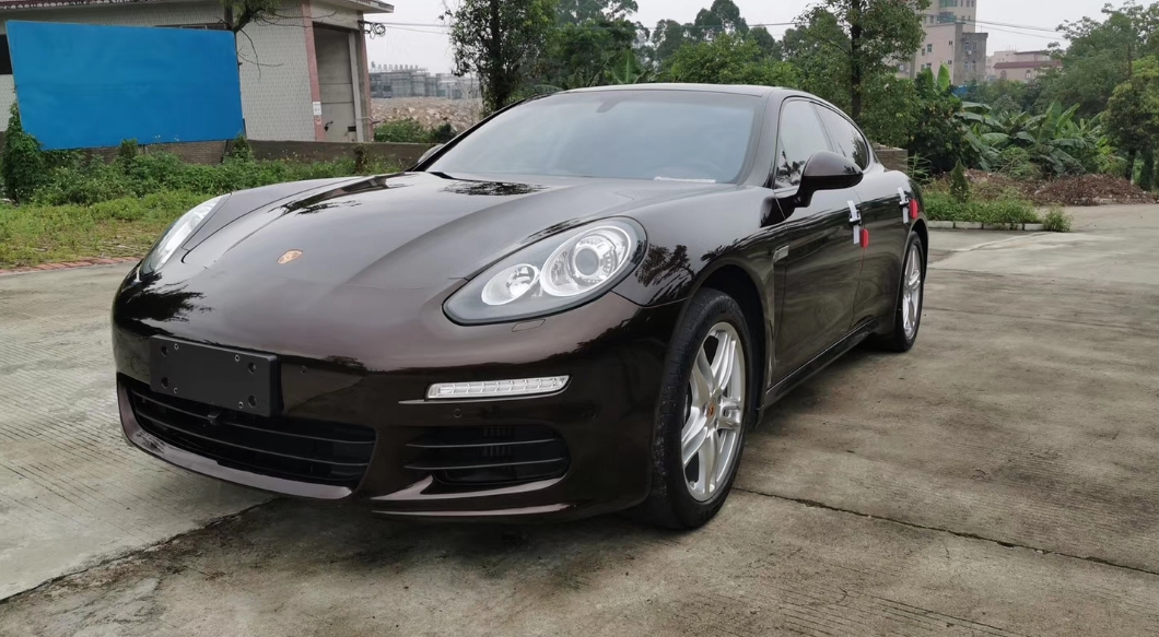 2017款保时捷帕拉梅拉前排内饰侧面 转载自百家号作者:摄影靓图