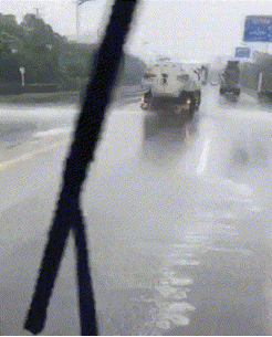 搞笑gif图:雨天碰上洒水车,后面的那位司机的车洗得怎么样了?