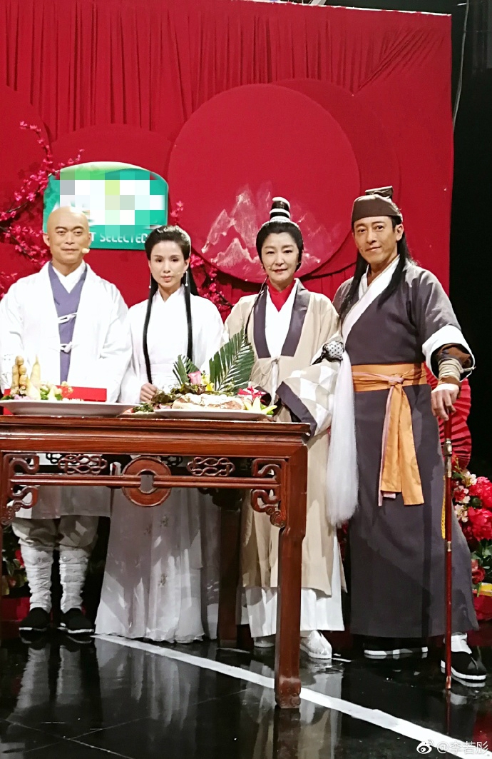 奇妙的同框!"小龙女"李若彤合影令狐冲虚竹