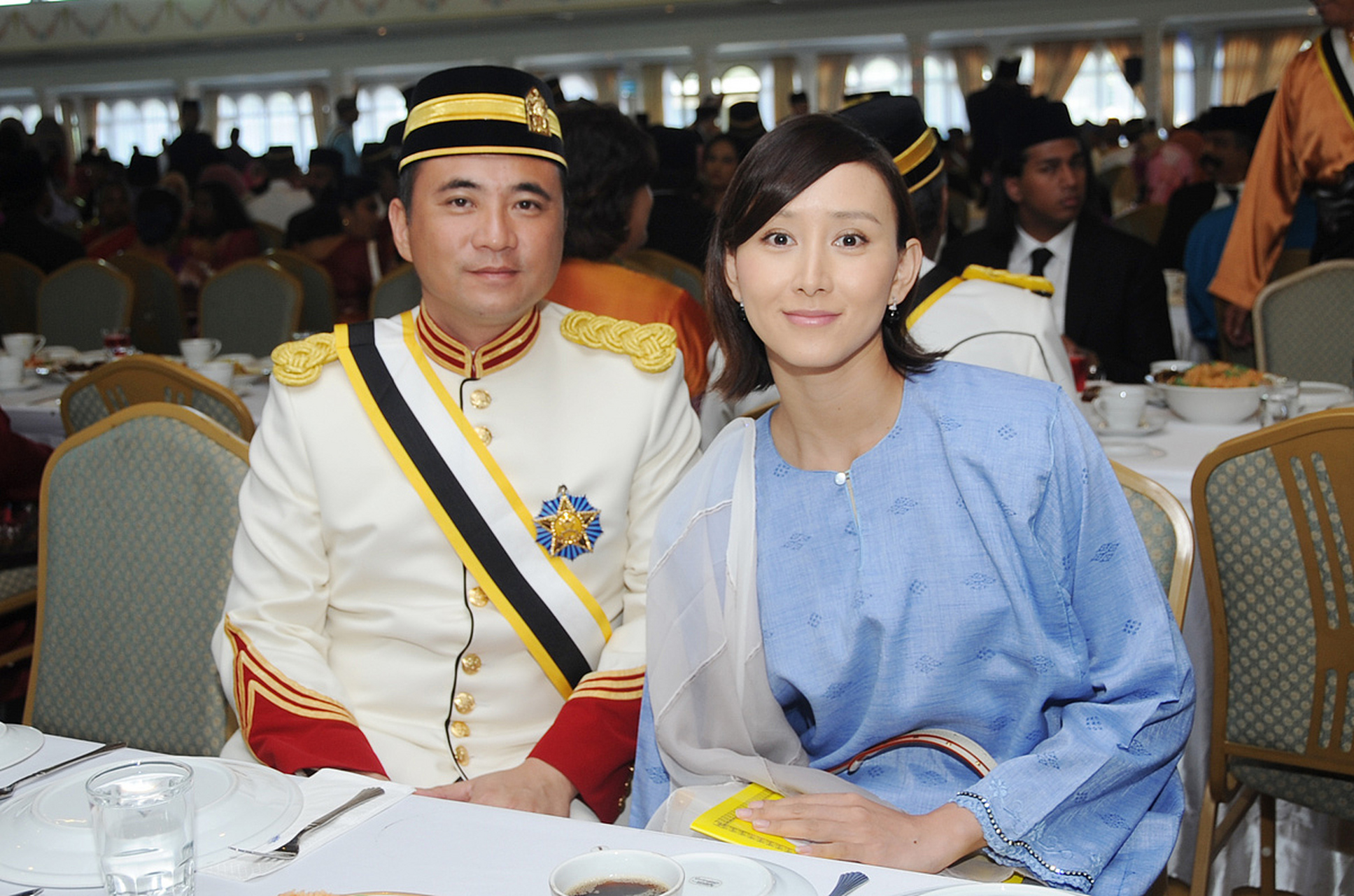 2005年,在马来西亚富豪朱兆祥的家中,她的母亲指着电视屏幕上的胡静说