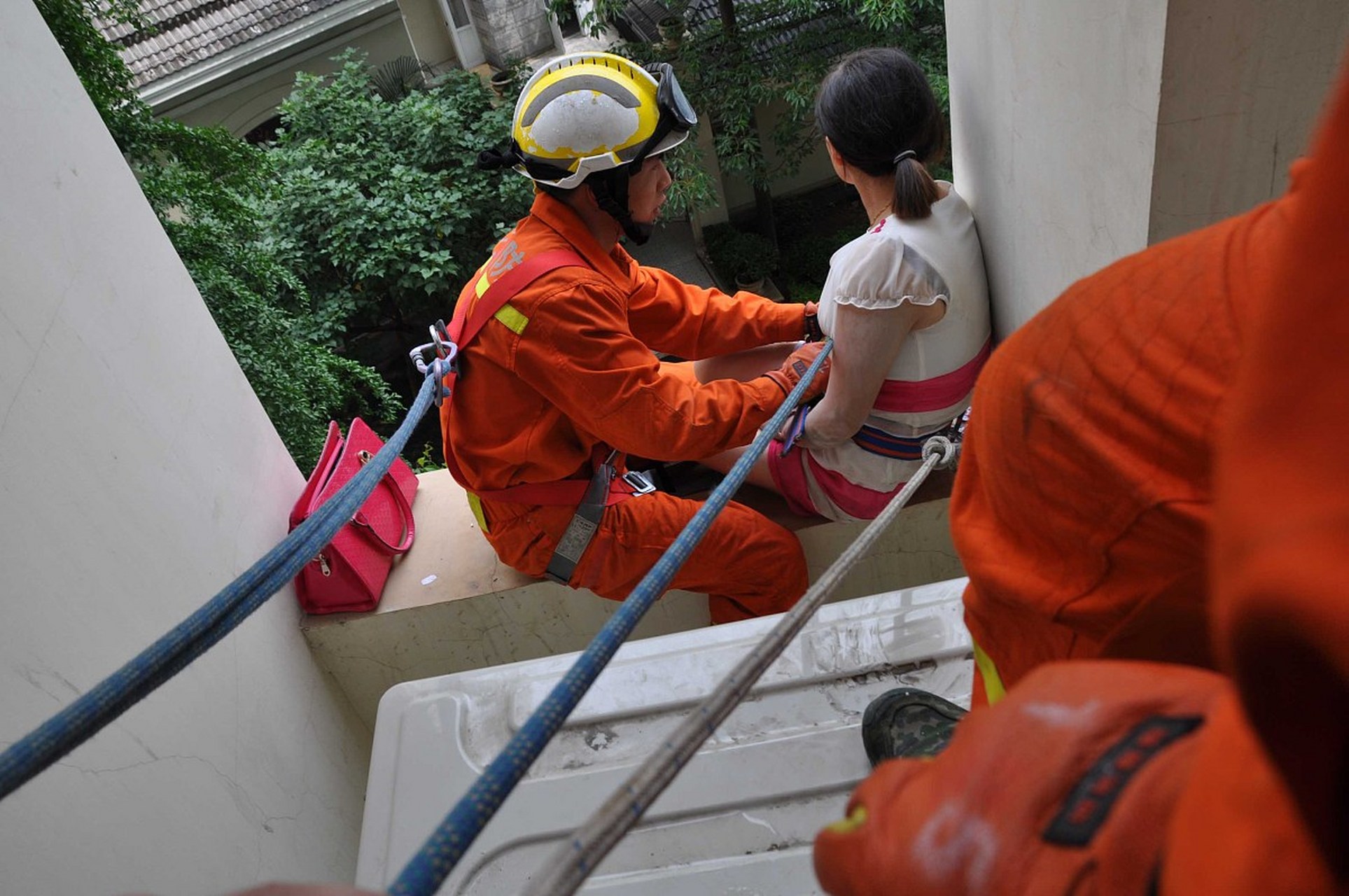 福建医科大学医学研究生坠楼身亡后,学校方面做出了回应.