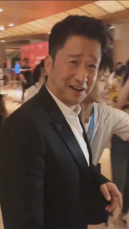 吴京表情太好笑,见粉丝撞柱子,脸瞬间挤成囧字,帧帧都是表情包