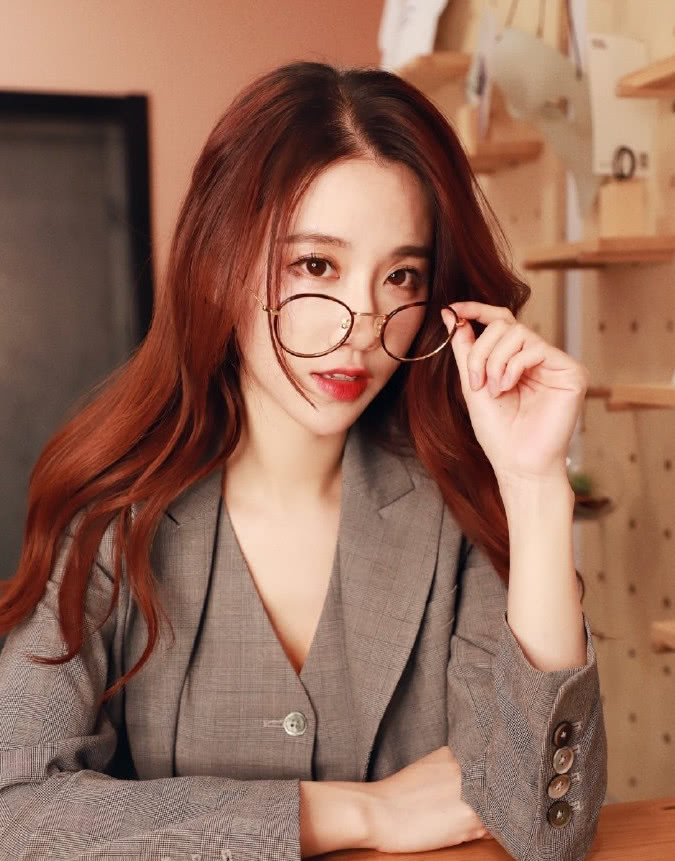 轩子巨2兔变身"性感私教",紧身制服太美,网友:丝袜怎么了