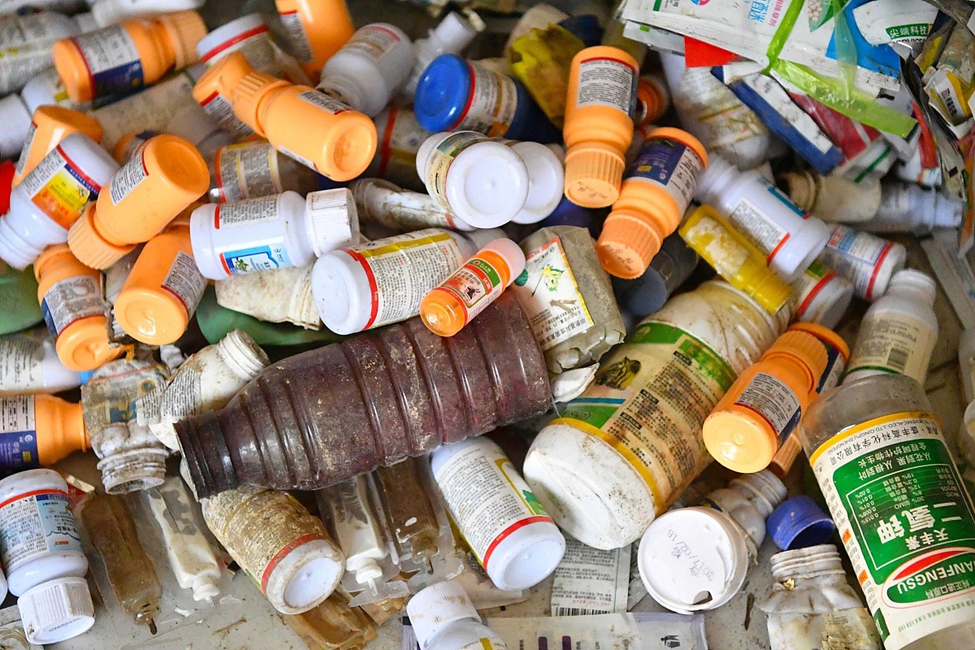 有害垃圾有哪些 有害垃圾是指对人体健康或者自然环境造成直接或潜在