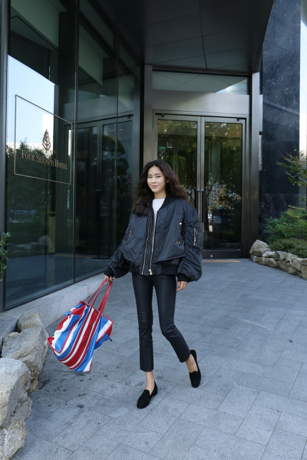 飞行服夹克搭配舒适休闲裤,更具有年轻的中性时尚风格.