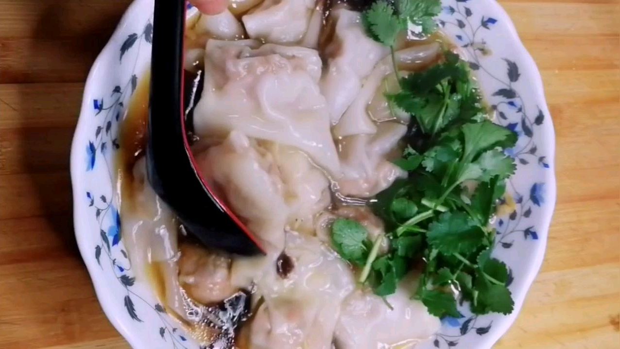 馄饨要想做的好吃 主要在于调馅 馅要调好掌握这个诀窍