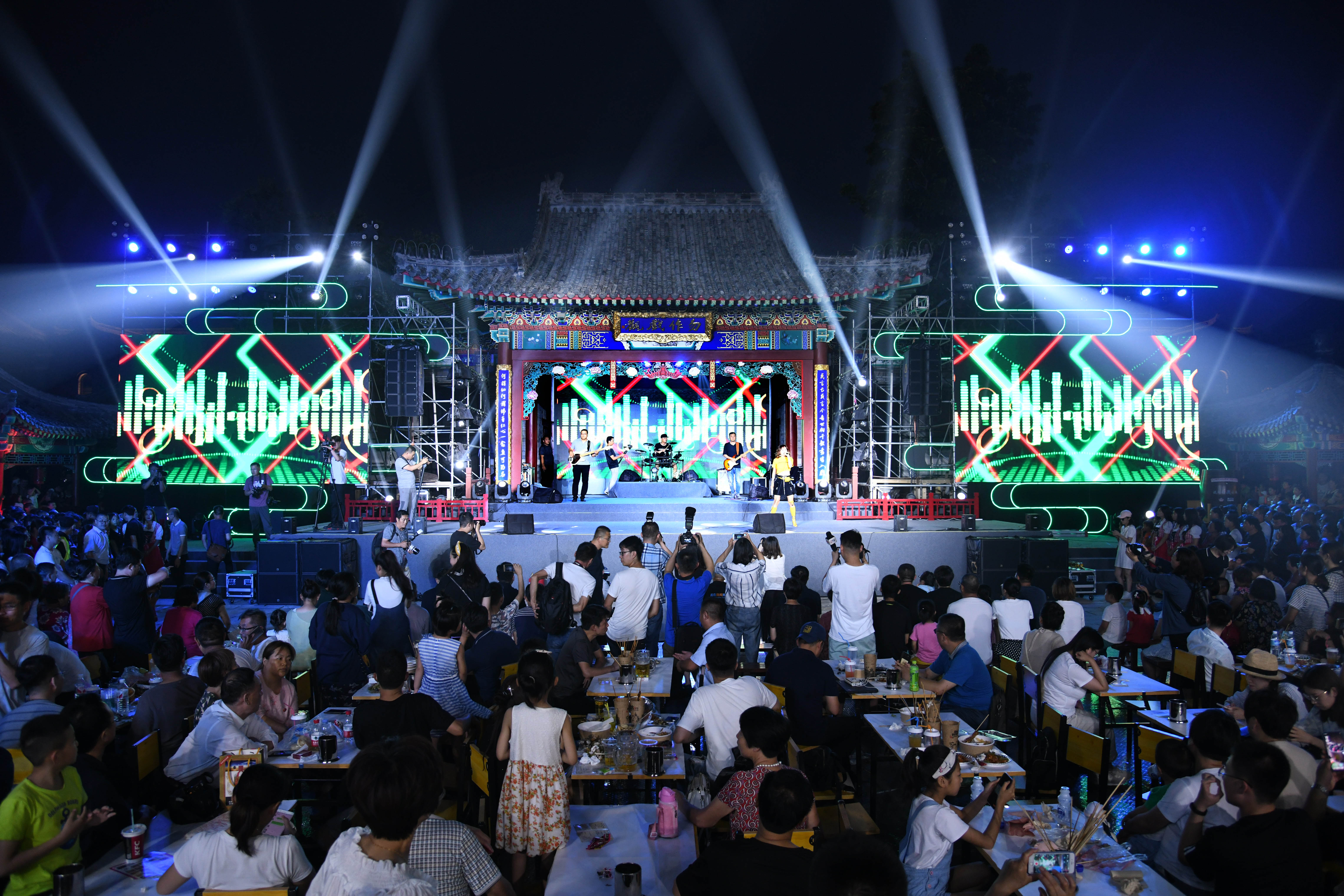 当日,第29届青岛国际啤酒节即墨古城会场启动,也率先拉开了2019