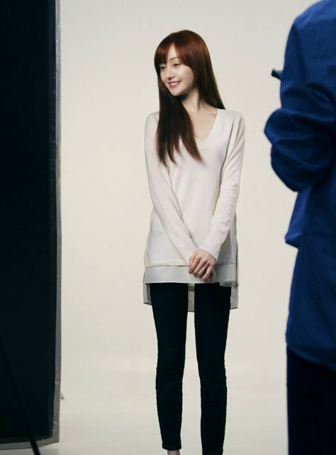 这一张照片中的郑爽,也是把紧身裤穿的别有一番风味,看来她也很钟爱