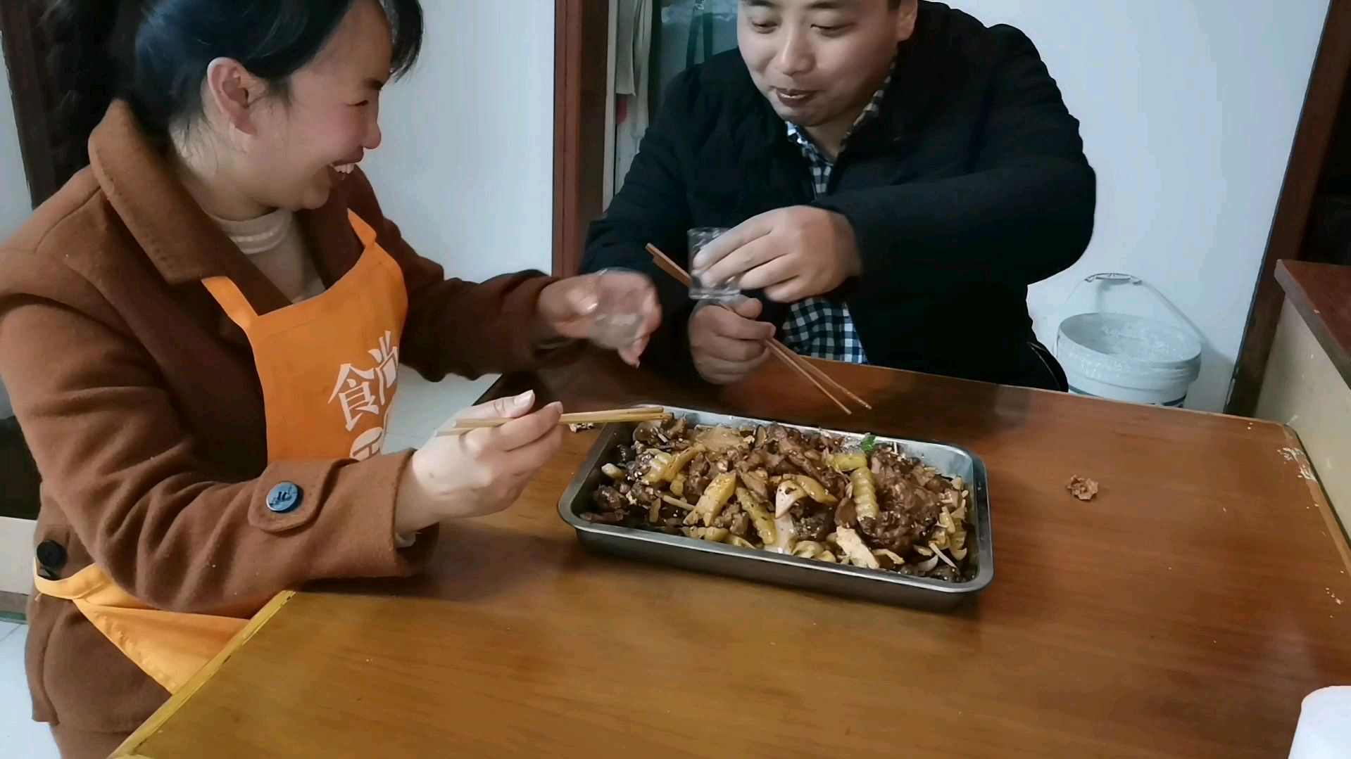 川妹子38块钱买个兔子,做了干锅兔肉和老公下着小酒吃得巴适过瘾