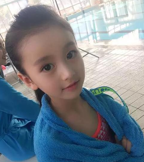 八岁女孩因漂亮走红,看到她妈妈的时候才知道是基因强大!