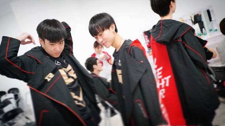 lol:rng晒出征s8新队服,粉丝下面全屏刷"高",官博你该成熟了