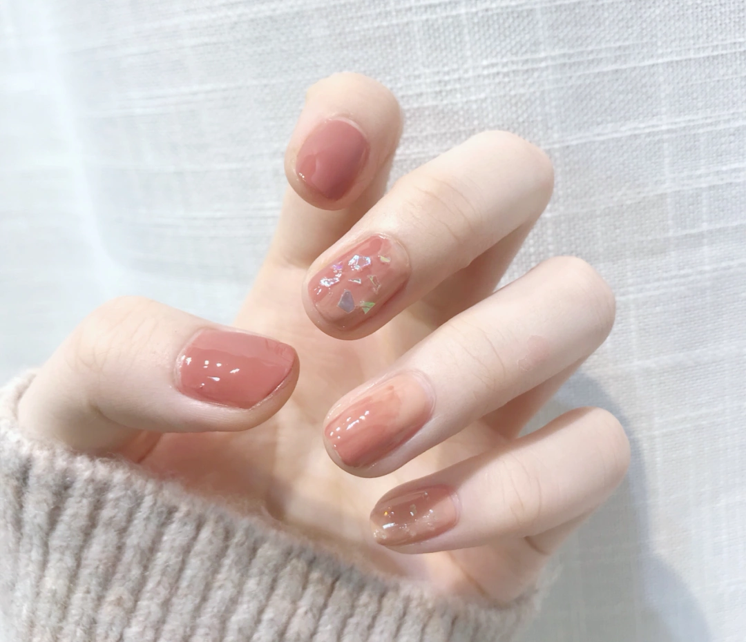 适合秋冬的温柔奶茶色美甲,显手白还细长,配浅色大衣太温柔!