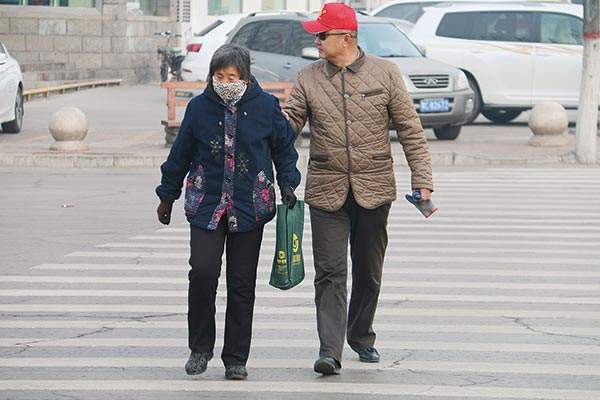 同样是过马路,为什么小孩子容易被人原谅,老年人反而被人抱怨!