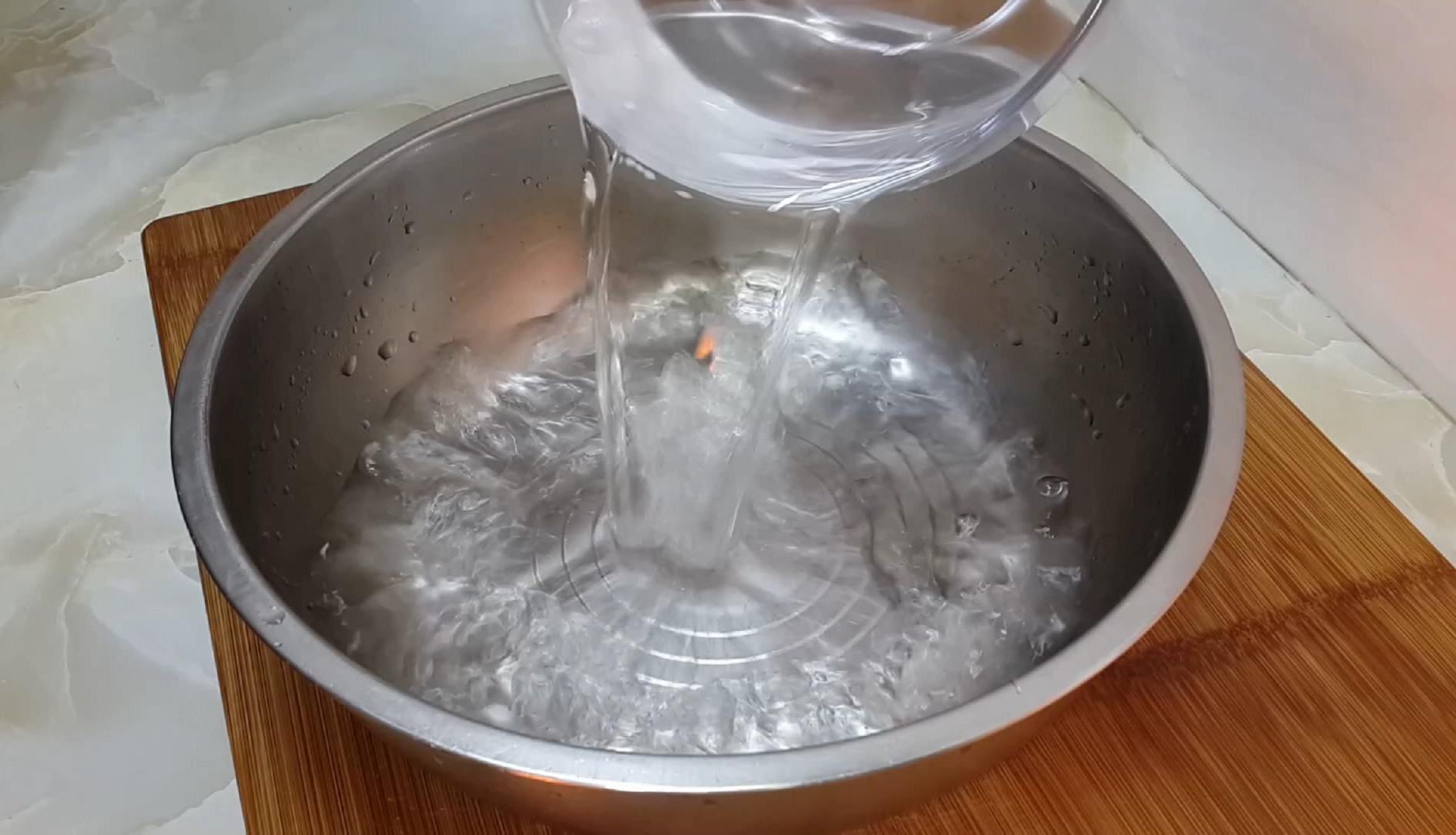 盆内倒入,两碗清水,放入25个鸡蛋.