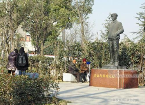 探访"平民英雄"周光裕墓地,与歹徒搏斗连中数刀,葬礼万人悼念