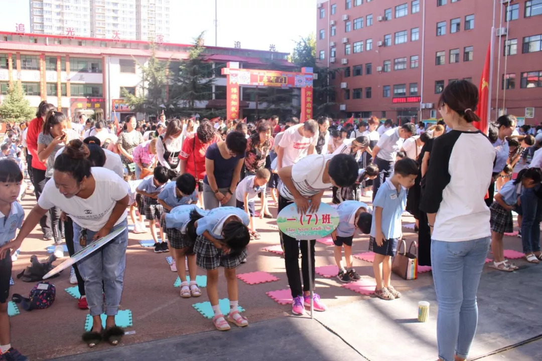 邢台市追光小学633名一年级新生开启人生新篇章
