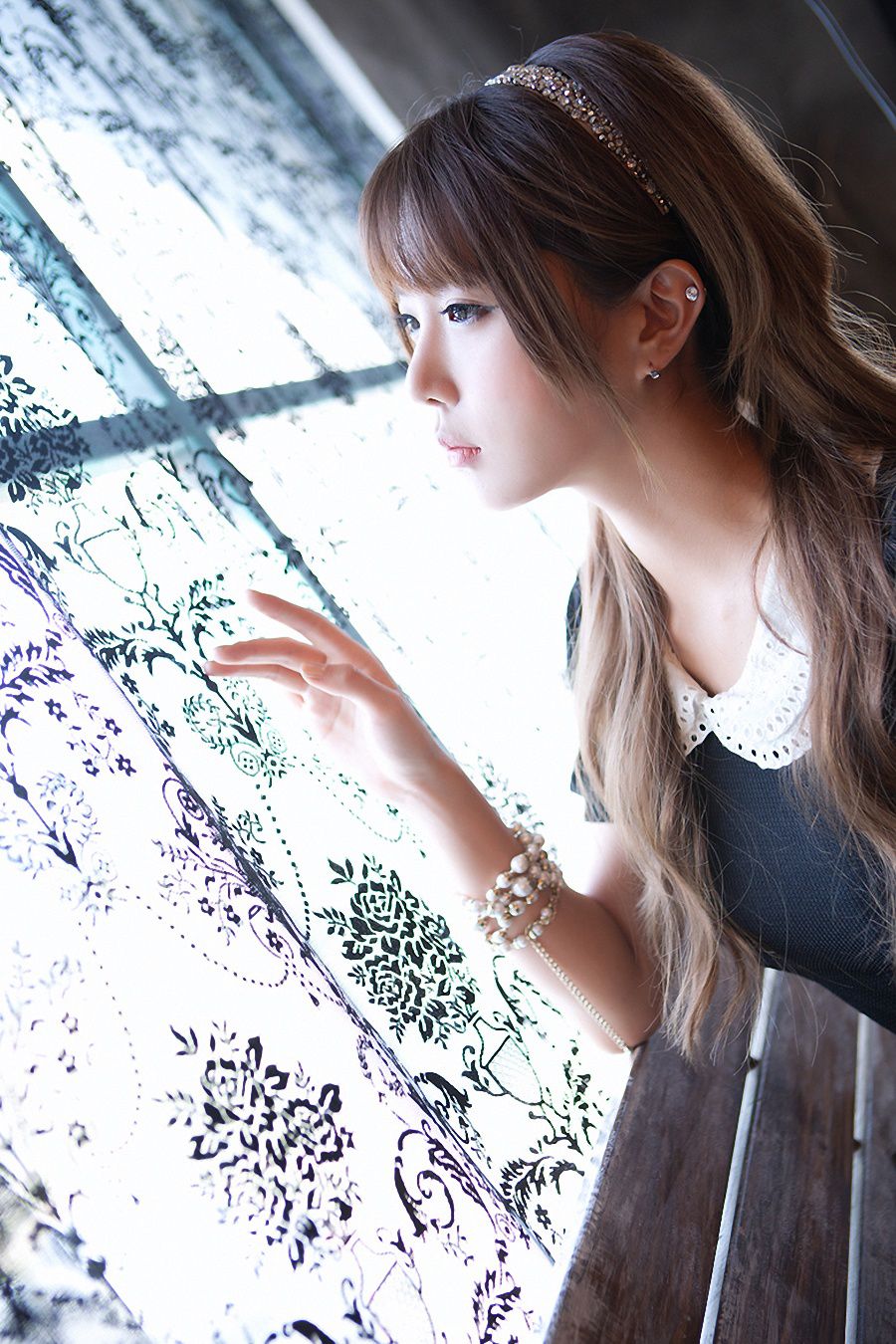 许允美:窗台边,长椅上,我萌我允幽怨风格浪漫写真,宅男最爱