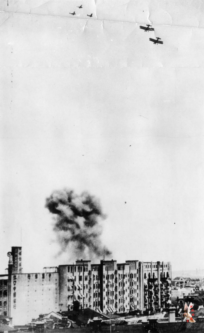 1937年,惨烈的淞沪会战老照片,国军坦克与日军巷战