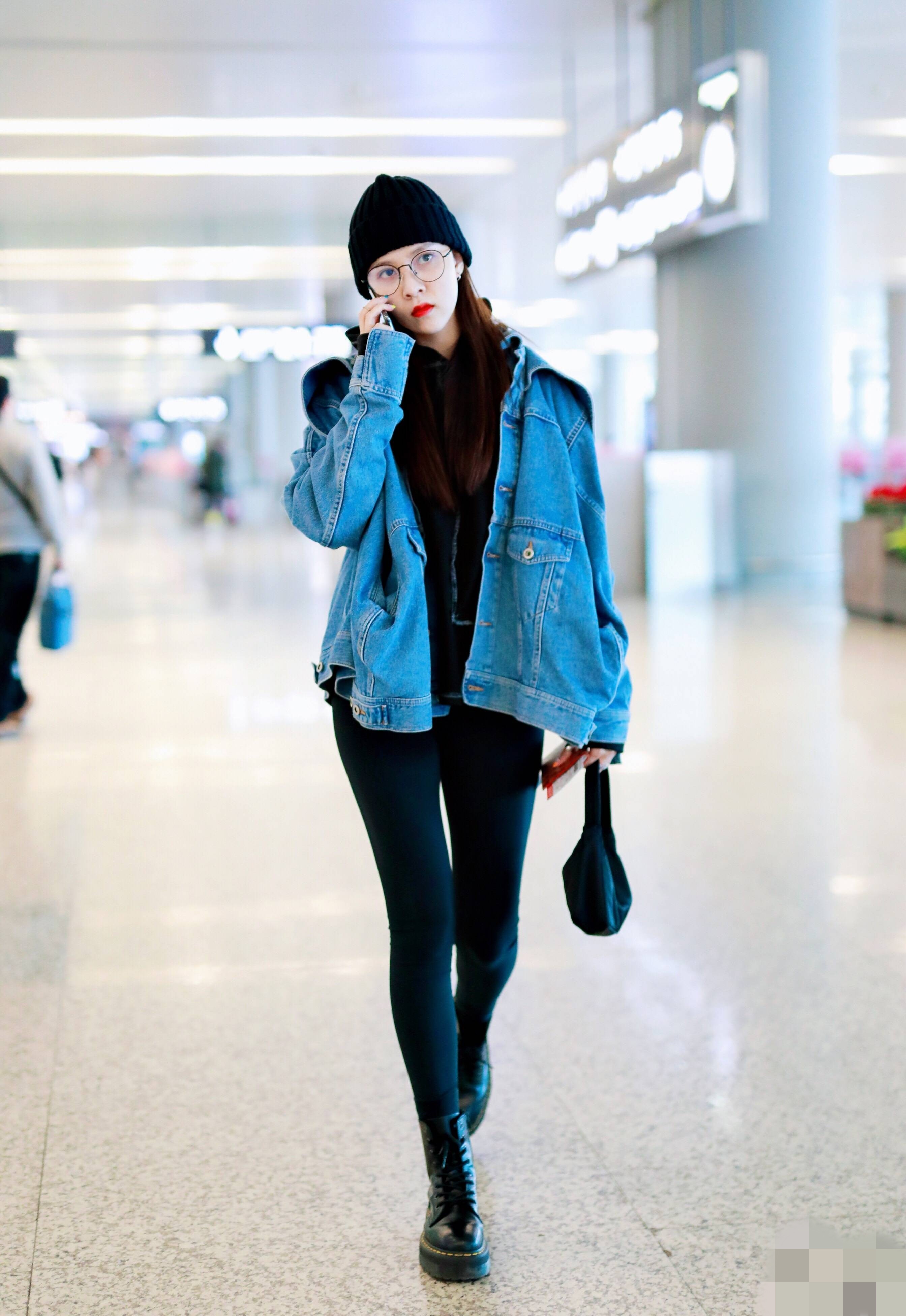 宋妍霏机场亮相,牛仔外套搭出浓郁学生气,身材比例太完美!