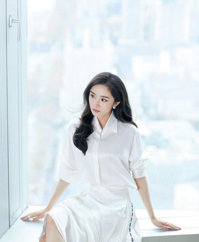 "冻龄美女"杨幂,白色衬衫搭配白色半身裙,看起来非常小清新