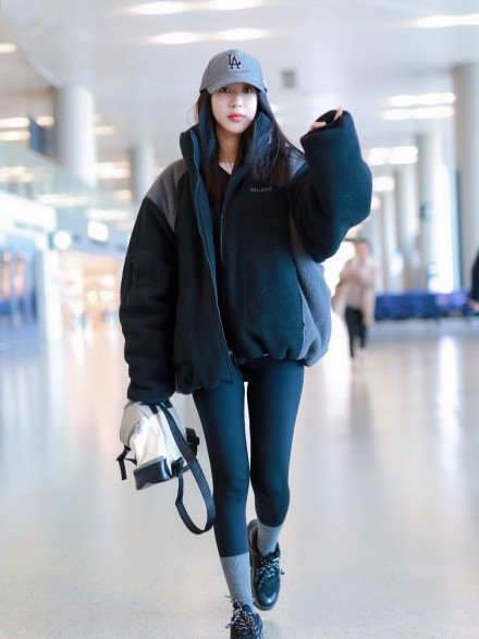 李菲儿终于藏起了"柯基臀",穿紧身裤走机场,一双美腿挪不开眼