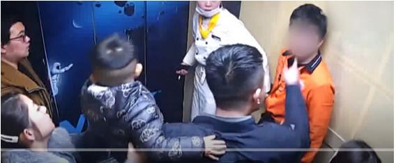 父亲抱孩子坐电梯遇男子吸烟 规劝无果暴打吸烟者
