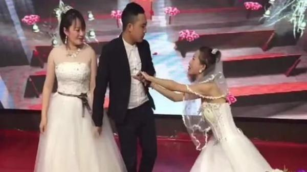 婚礼现场,前女友穿着婚纱前来抢婚,新娘的做法让网友点赞!