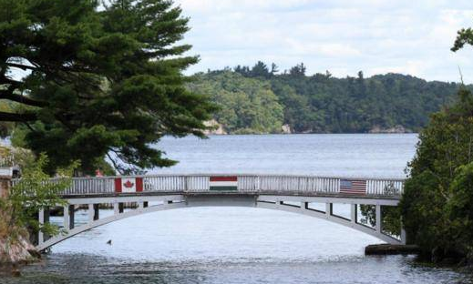 最短跨国桥:连接两国,竟是土豪从家去后花园的路