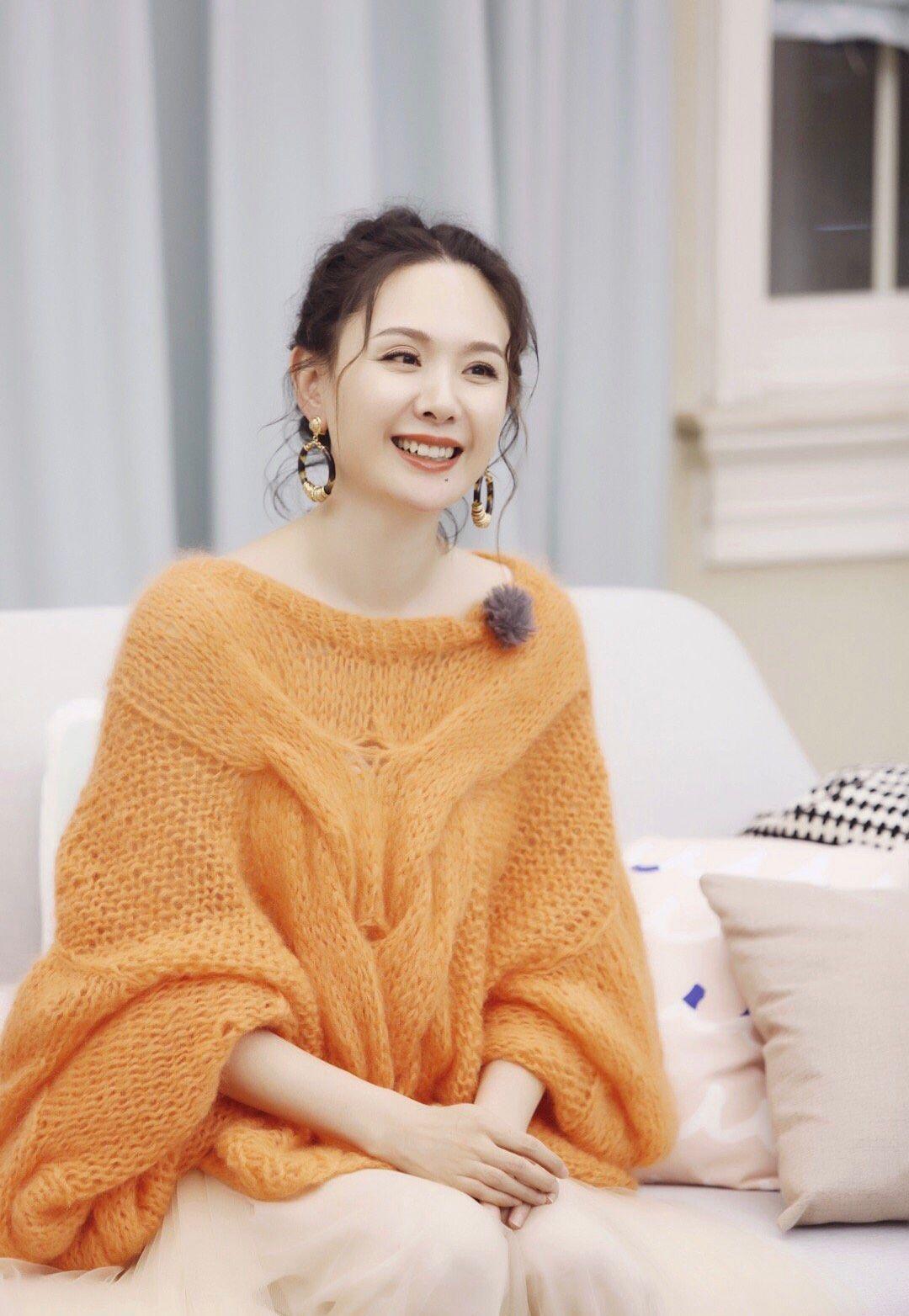 41岁程莉莎减掉十年长,变波波头短发搭白色连衣裙,意外时髦减龄