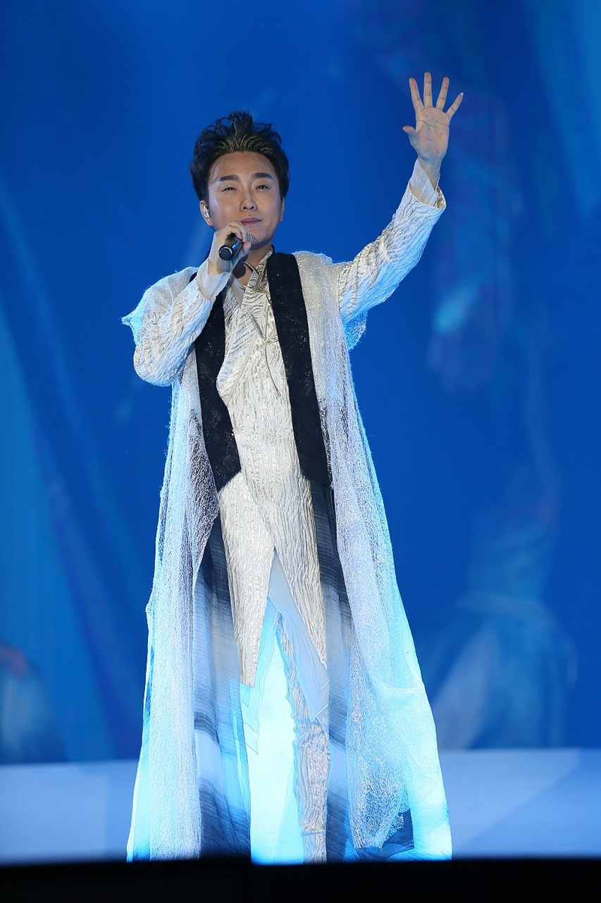 李玉刚回应"跳河自尽"标题党. 有些自媒体为了流量,脸都不要了.