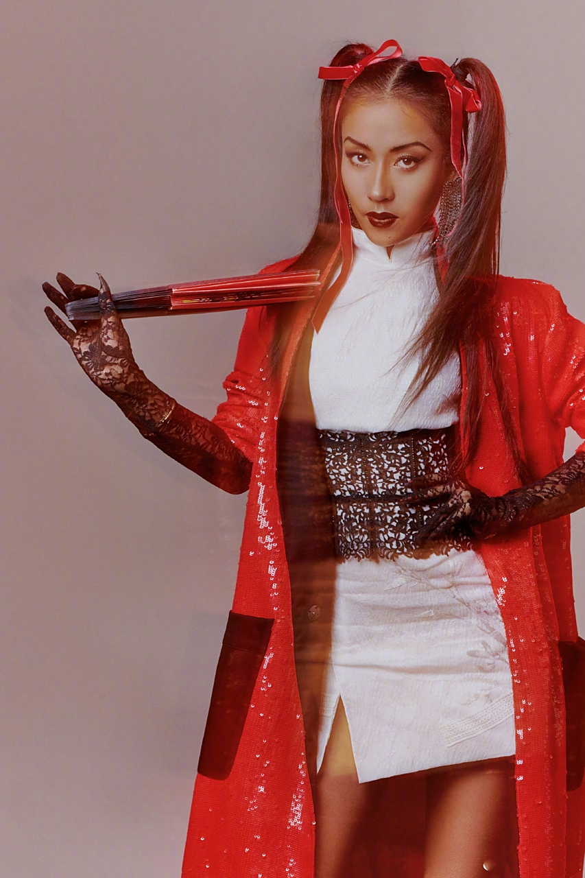 吉克隽逸"娃娃装"太燃了,开叉旗袍搭红色外套,真是尤物身材