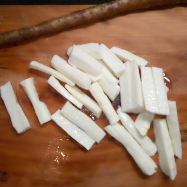第1步,山药去皮切块.