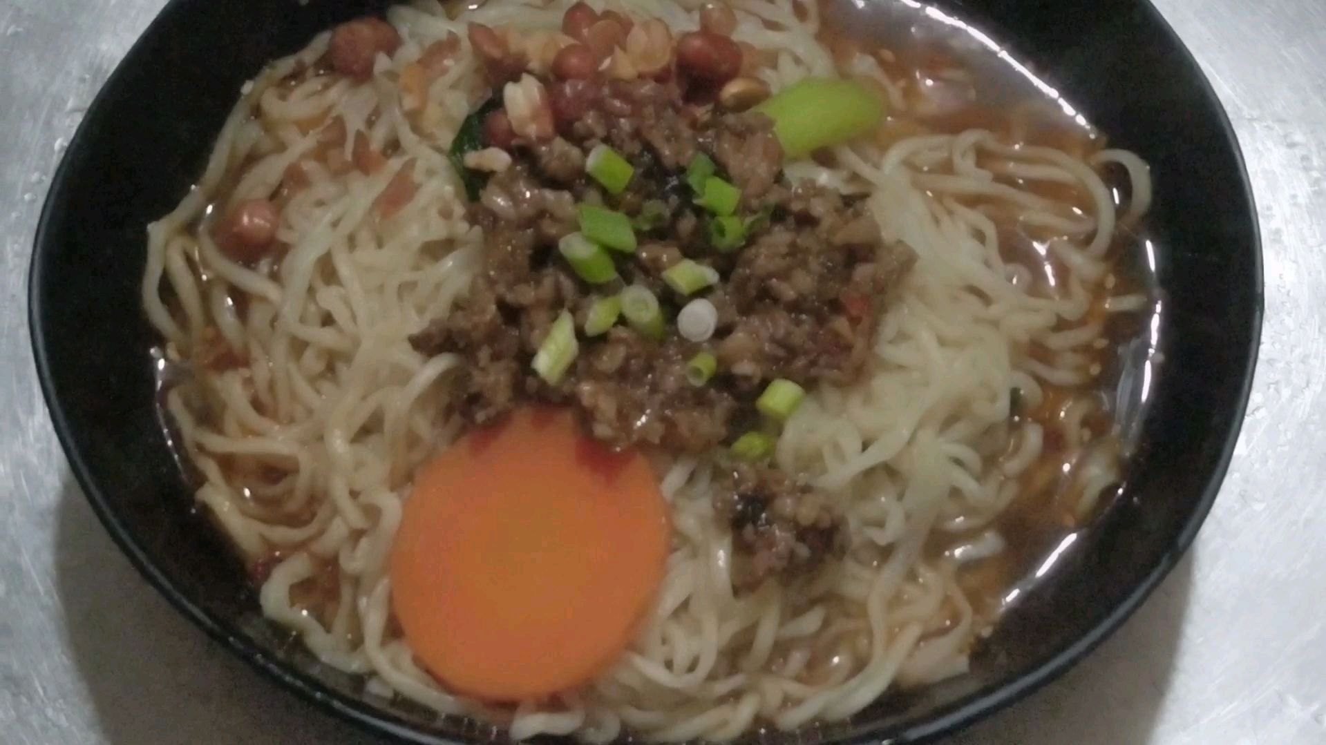 担担面加入简单的底料,再配上肉酱,口感它能不香吗