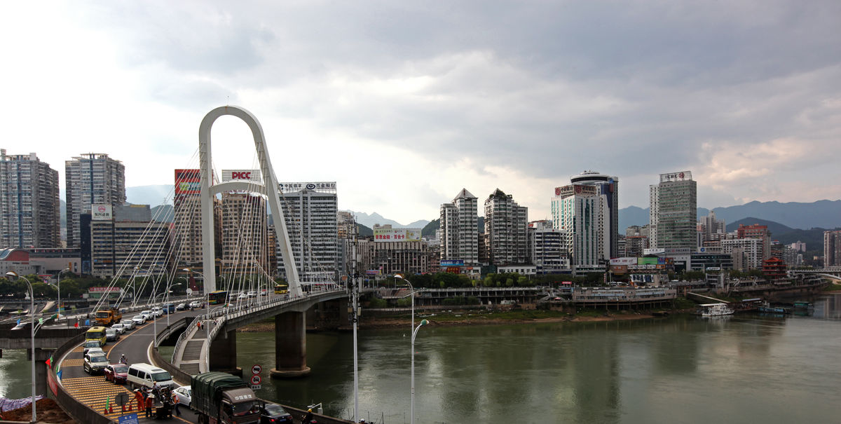 南平市的交通运输十分发达,它有四通八达的6条以上的高速公路,还有从