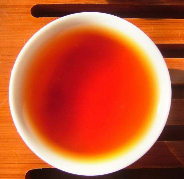 好红茶的汤色不仅要红,而且要亮,会在茶汤边缘上出现一圈"金边".