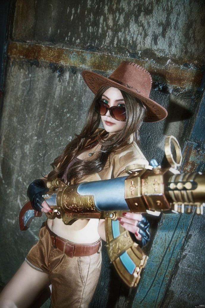 lol:皮城女警cos,柔弱外表下,有着不同力量