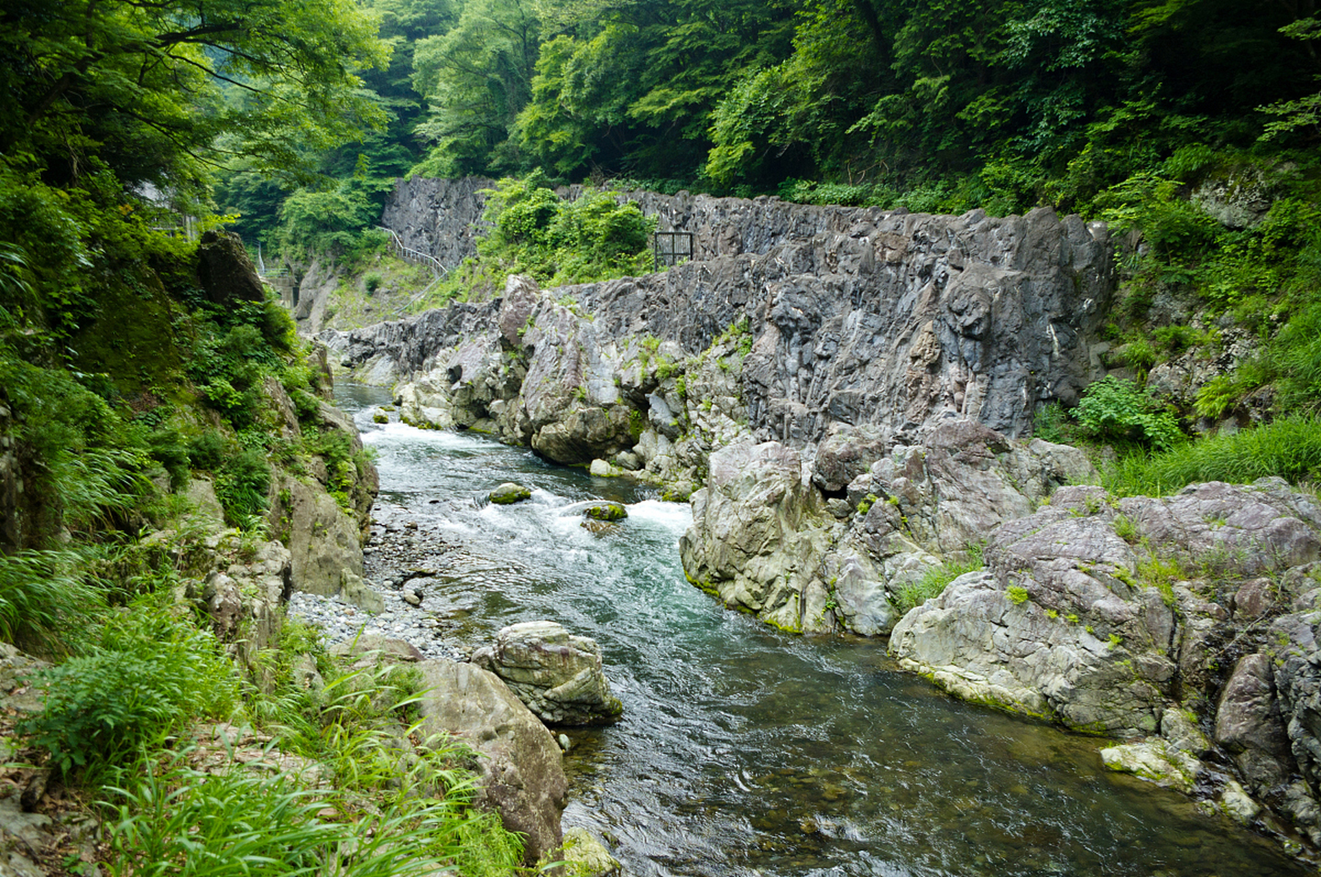 安康是陕西美景交融之城,瀛湖风景区与中坝大峡谷风光独特,尽显陕南