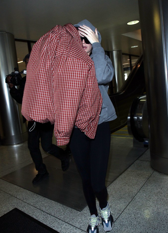 肯达尔·詹娜现身洛杉矶机场