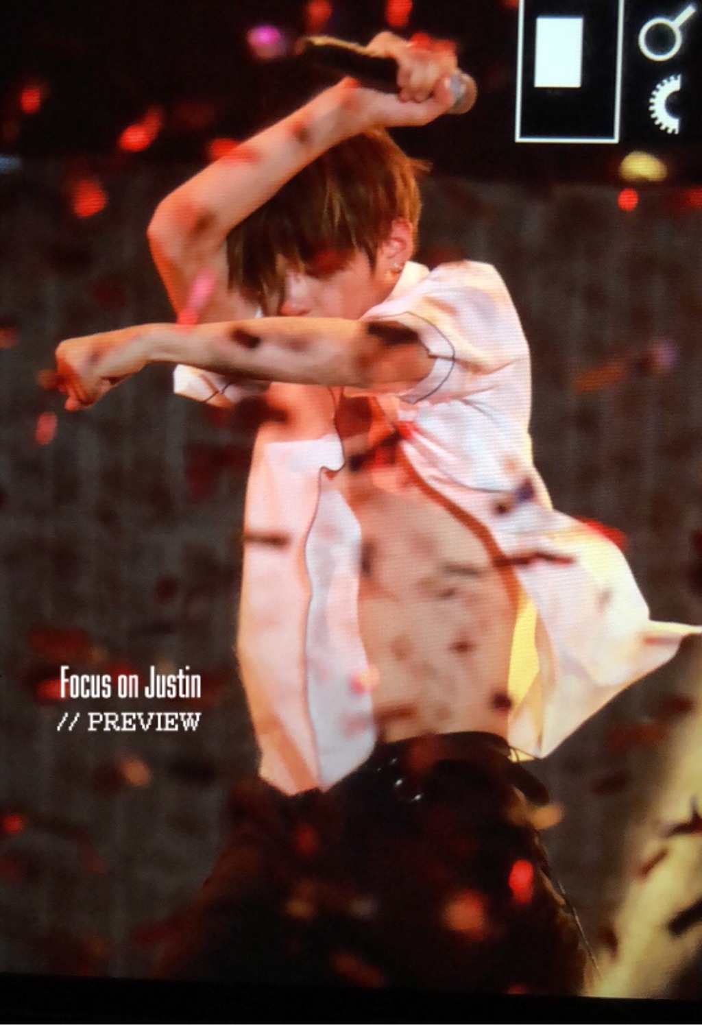 justin你怎么肥事啊?快把衣服给穿上听到没有!