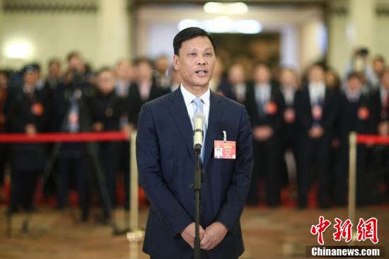 全国人大代表符宣朝在"代表通道"接受采访.中新社记者  盛佳鹏 摄