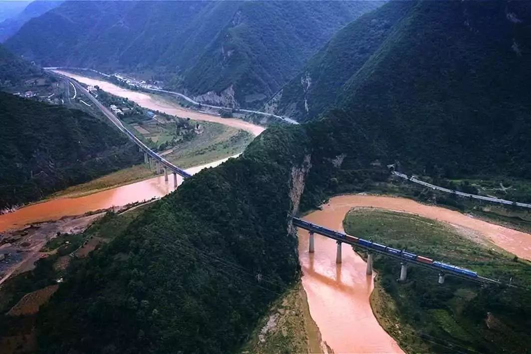 一辆中欧班列行驶在陇海铁路宝鸡至天水段.2017年 王嵬/摄