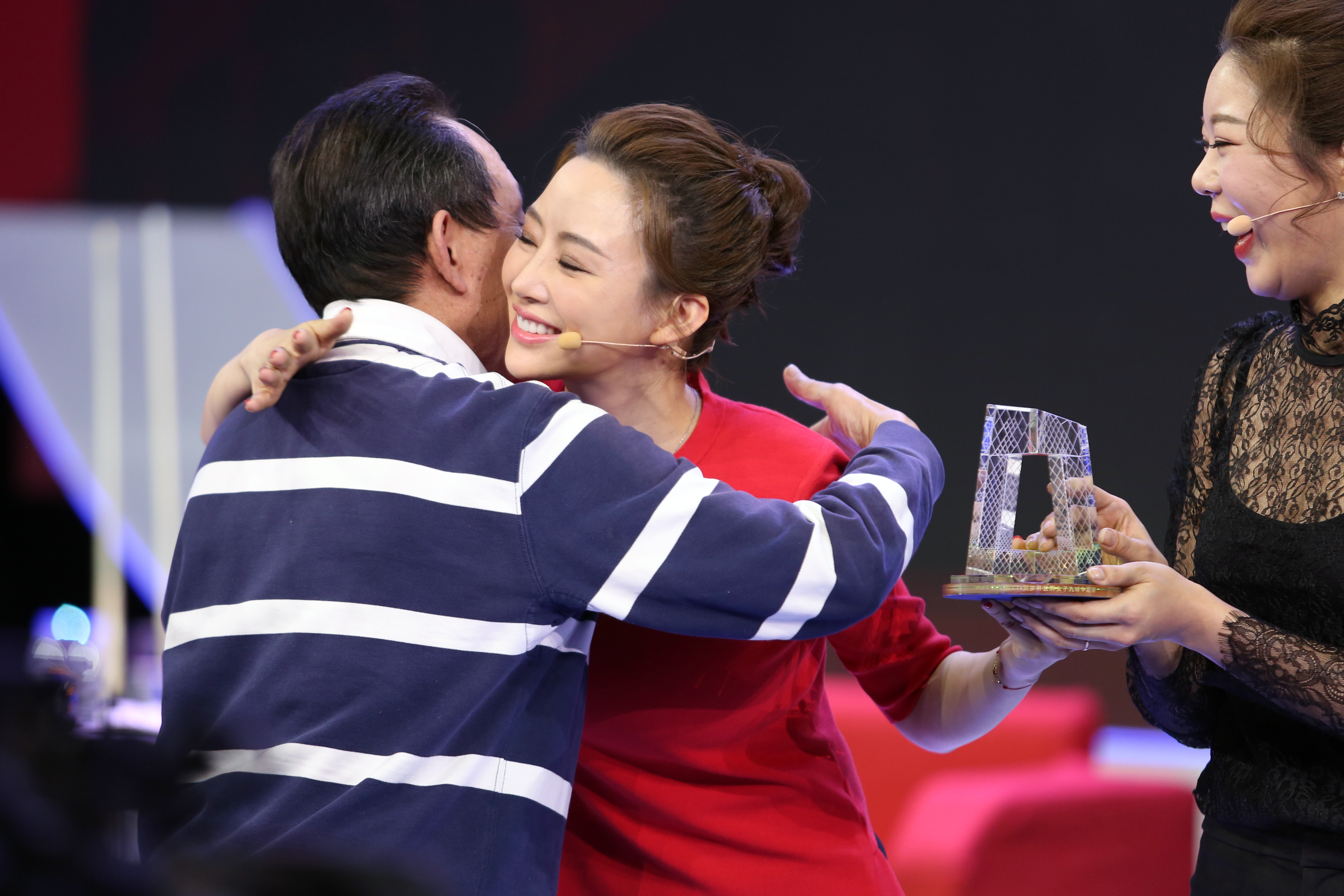 贺岁杯现场图集!潘晓婷金佳映举奖杯笑容太美,潘爸爸暖心颁奖!