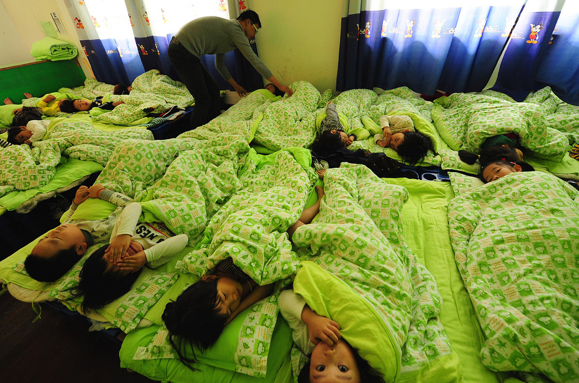 [原文:幼儿园组织幼儿午睡,要做.