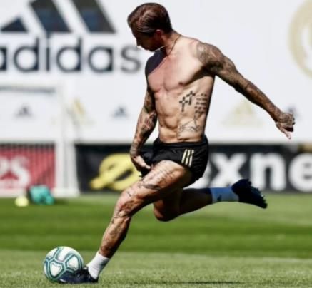 33岁拉莫斯雕塑般身材:6块腹肌 粗壮大腿!皇马还得靠他续命