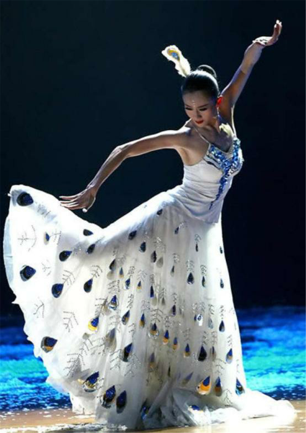 看过杨丽萍的孔雀舞,再看看金星的舞蹈,网友:两种不同的极致美