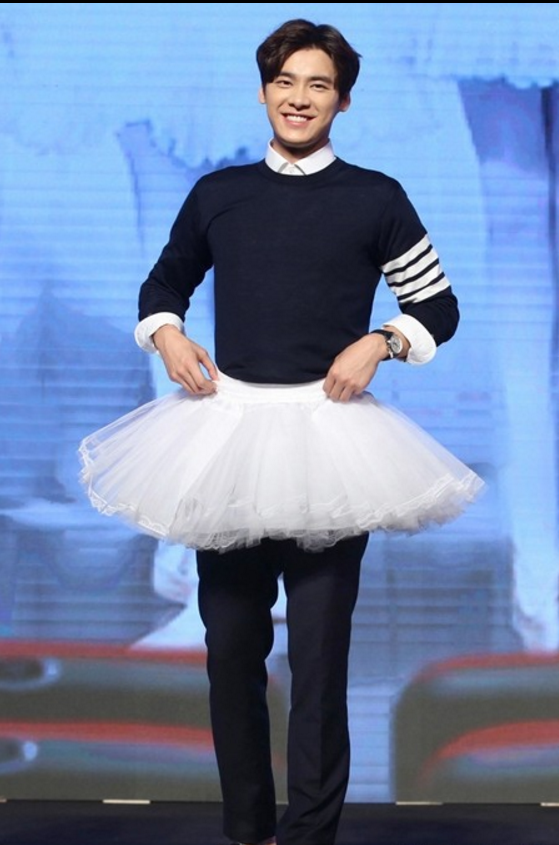 男星穿裙子:蔡徐坤帅气有型,张杰妖娆,最后一位太美我不敢看